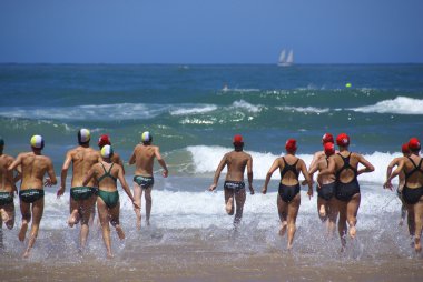 DURBAN - 25 Kasım 2009, Durban, Güney Afrika KwaZulu Natal Cankurtaran Yarışması 'nda gençlerden oluşan bir grup.