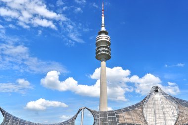Münih, Almanya. Olimpiyatlar toplam 291 metre yüksekliğe ve 52.500 ton ağırlığa sahiptir. 190 m yüksekliğinde bir gözlem platformunun yanı sıra küçük bir rock and roll müzesi bulunuyor..
