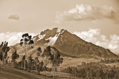 Dağ manzarasının havadan görünüşü