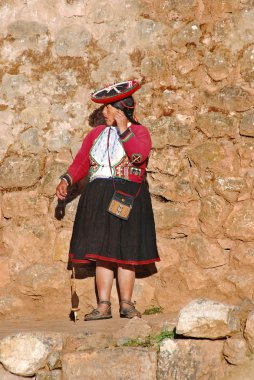 Peru 'da geleneksel kıyafetler giyen insanlar