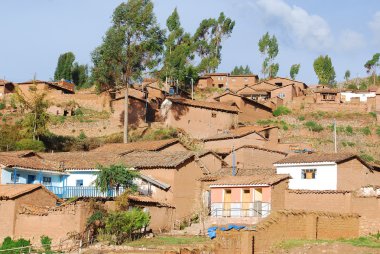 Kerpiç tuğlalarından yapılma Peru köyü. Peru