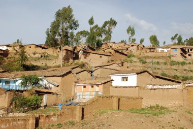 Kerpiç tuğlalarından yapılma Peru köyü. Peru