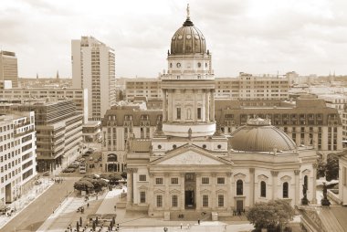 Franzosischer Dom is the colloquial naming for the French Church of Friedrichstadt , German: Franzsische located in Berlin on the Gendarmenmarkt across from the Deutscher Dom.