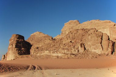 Mısır çölündeki anıt.