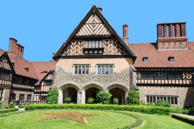 Yeşil bahçe ile eski ev