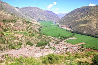 Peru 'daki vadinin dağlarındaki köy.