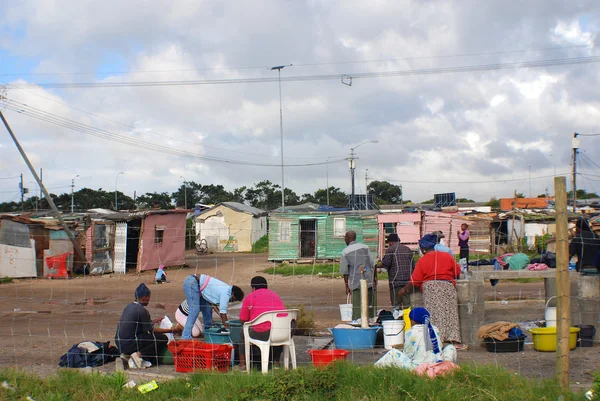 Khayelitsha Cape Town Мая Неопознанная Группа Людей Стирает Свою Одежду — стоковое фото