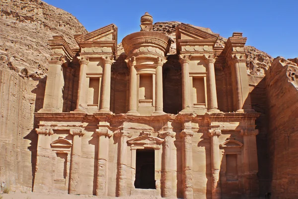 Addeir或El Deir Monastery 是一座巨大的建筑 用岩石雕刻而成 位于约旦古老的佩特拉市 是纳巴蒂古典风格的一个例子 — 图库照片