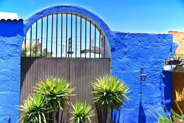 Vecchia Casa Con Cielo Blu — Foto Stock