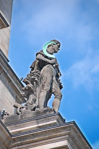 Rzeźba Dachu Starego Budynku — Zdjęcie stockowe