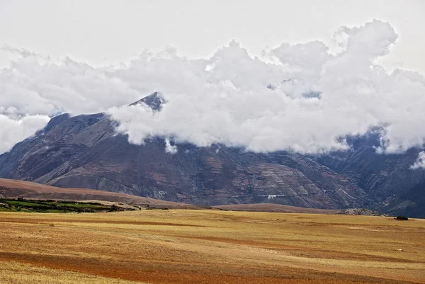 Прекрасный Пейзаж Горами Облаками — стоковое фото