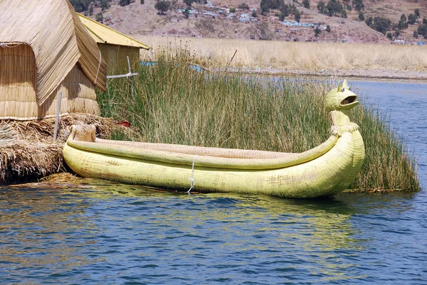 Los Botes Balsas Del Lago Titicaca Junto Con Las Canoas — Foto de Stock