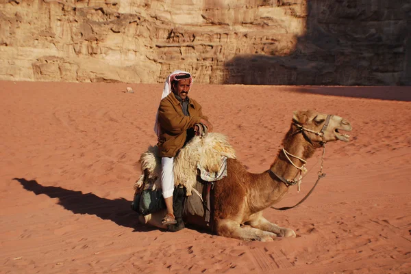 Petra Jordan 11月25日 身份不明的男子在约旦Petra等待游客乘坐骆驼 车费是20焦耳 公元前6世纪左右 佩特拉是纳巴塔王国令人印象深刻的首都 — 图库照片