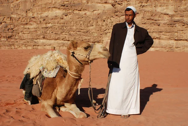Petra Jordan 11月25日 身份不明的男子在约旦Petra等待游客乘坐骆驼 车费是20焦耳 公元前6世纪左右 佩特拉是纳巴塔王国令人印象深刻的首都 — 图库照片
