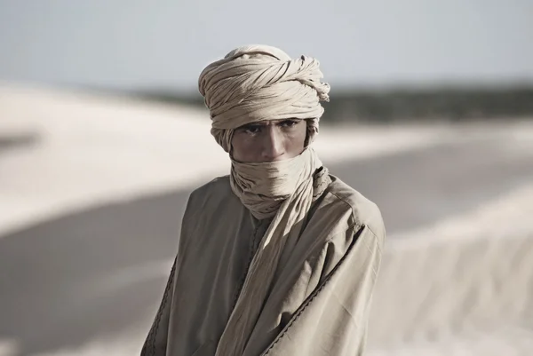Hombre Joven Musulmán Desierto —  Fotos de Stock