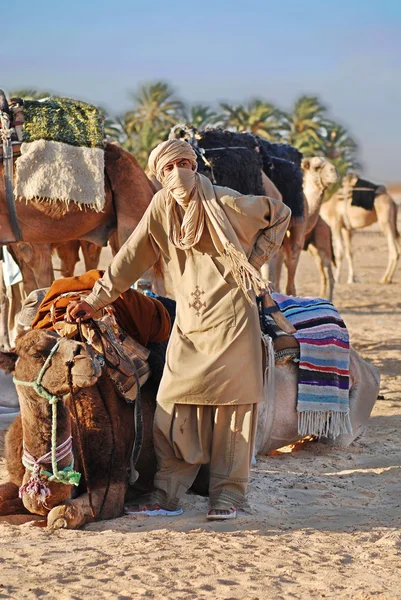 Mladý Muslim Muž Velbloudem Poušti — Stock fotografie