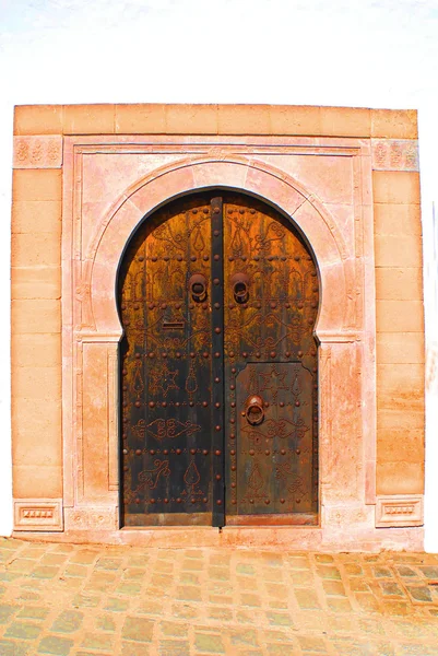 Brown arabian door - Sidi bu Said, Tunisia