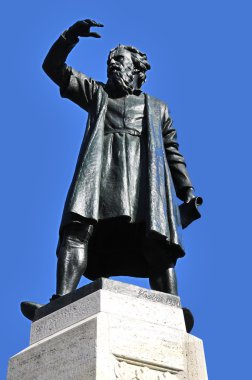 Gökyüzü arka planında insan heykeli