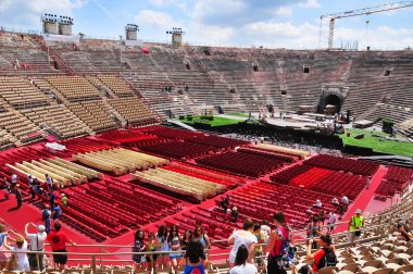 VERONA, ITALY - 11 Haziran 2011 Verona, İtalya 'da bir opera gösterisi hazırlığı. Verona Arena Piazza Bra' da bir Roma amfitiyatrosudur..