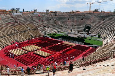 VERONA, ITALY - 11 Haziran 2011 Verona, İtalya 'da bir opera gösterisi hazırlığı. Verona Arena Piazza Bra' da bir Roma amfitiyatrosudur..