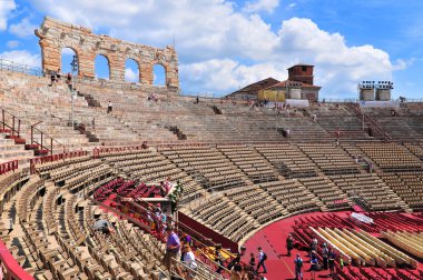 VERONA, ITALY - 11 Haziran 2011 Verona, İtalya 'da bir opera gösterisi hazırlığı. Verona Arena Piazza Bra' da bir Roma amfitiyatrosudur..