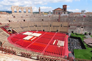 VERONA, ITALY - 11 Haziran 2011 Verona, İtalya 'da bir opera gösterisi hazırlığı. Verona Arena Piazza Bra' da bir Roma amfitiyatrosudur..