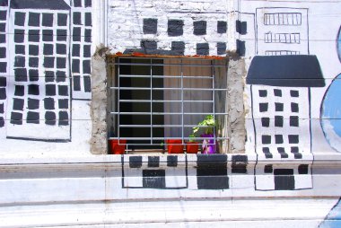 Kapılar, pencereler grafiti ile kaplı bir duvar. Buenos Ares Arjantin.