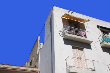 Gündüz vakti eski binaları olan şehir