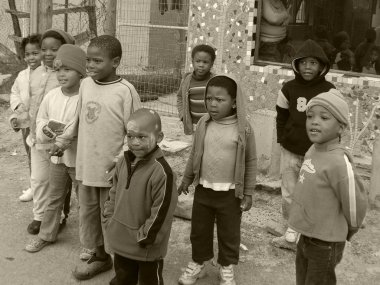 KHAYELITSHA, CAPE TOWN - 22 Mayıs 2007 'de, Güney Afrika Cape Town, Khayelitsha kasabasının bir caddesinde oynayan kimliği belirsiz bir grup çocuk