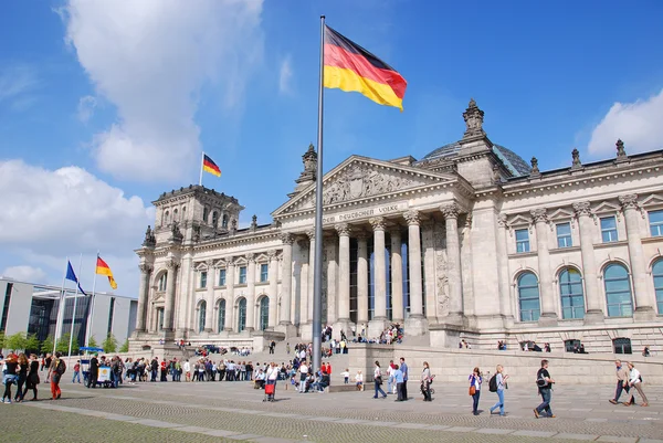 BERLİN, GERMANY - 22 Mayıs 2010 'da Berlin' de bulunan Reichstag, Alman İmparatorluğu 'nun parlamento binasıdır. 1894 'te açıldı ve 1933' e kadar parlamentoyu barındırdı..