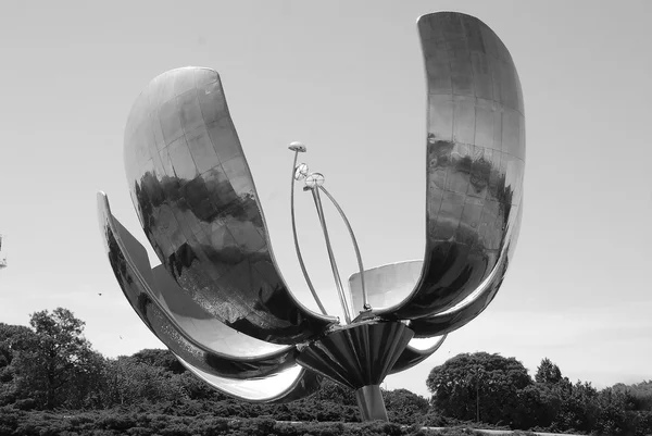 Magnifique Monument Moderne Dans Parc — Photo