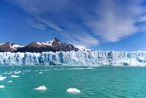 アルゼンチノの氷河はアルゼンチンのサンタクルーズ県のパタゴニア州にある湖で グラシアレス国立公園内にあり 氷河が多い風景です ロイヤリティフリーのストック画像