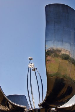 Gökyüzü arka planındaki güzel modern anıt
