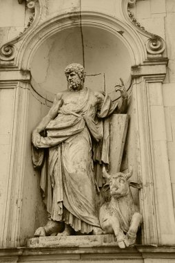 Evangelist Aziz Luke ve et heykeli, Dresden, Almanya