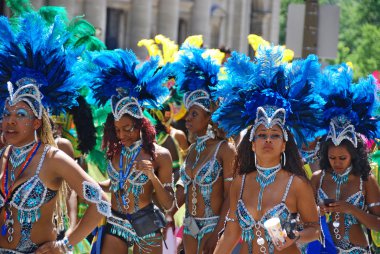 10 Temmuz 2011 'de Montreal Carifiesta Montreal Carifete geçit törenine katılanlar. Montreal 'in Karayip topluluğu, karnaval tarzı, güzel kostümlü.