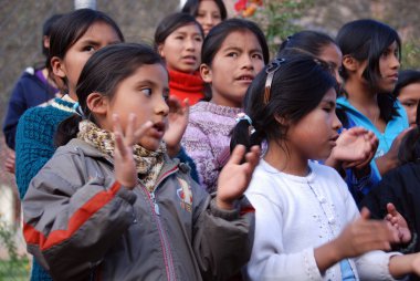 Lima Peru 22 Kasım 2010 Yetimler Kız Okulu. Peru 'da 570.000 yetim var. Peruluların% 35 'i yoksulluk içinde yaşıyor ve kendilerine veya çocuklarına bakamıyorlar.. 