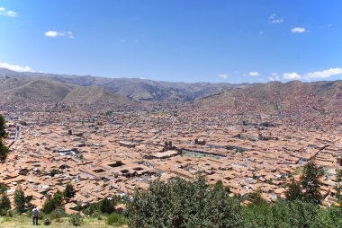 dağlarda şehrin havadan görünümü