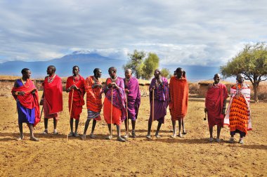 Masai kabilesinden kimliği belirsiz Afrikalı bir grup, 13 Ekim 2011 'de Kenya' nın Masai Mara kentinde düzenlenen geleneksel atlama dansını göstermeye hazırlanıyor. Onlar göçebe ve küçük köylerde yaşıyorlar..