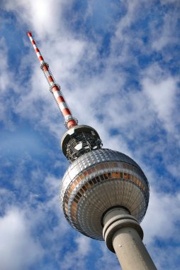 Berlin, Almanya 'daki Alexanderplatz' da bulunan Fernsehturm (Televizyon Kulesi), 25 Mayıs 2010 'da inşa edildi.