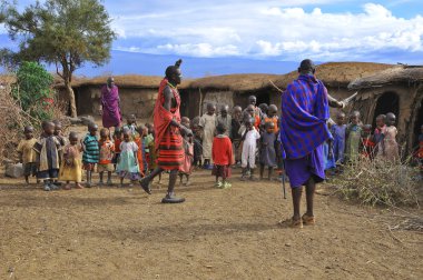 Masai kabilesinden kimliği belirsiz bir grup, 13 Ekim 2011 'de Kenya' nın Amboseli kentinde düzenlenen geleneksel atlama dansını göstermeye hazırlanıyor. Onlar göçebe ve küçük köylerde yaşıyorlar.