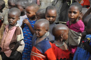 Masai savaşçılarının 13 Ekim 2011 'de Kenya' nın Masai Mara kentinde çekilen köylerini ziyaret eden misafirleri geleneksel bir şekilde nasıl yaktıklarını gösteren portre..