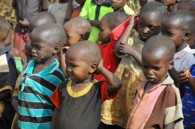 Masai savaşçılarının 13 Ekim 2011 'de Kenya' nın Masai Mara kentinde çekilen köylerini ziyaret eden misafirleri geleneksel bir şekilde nasıl yaktıklarını gösteren portre..