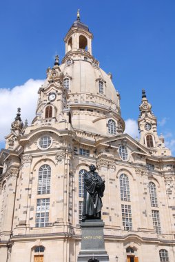 Dresden Frauenkirche 'deki Martin Luther heykeli, Dresden, Doğu Almanya' daki bir Lüteryen kilisesidir. Kilise, Dresden 'in 2. Dünya Savaşı sırasında bombalanması sırasında yıkıldı..