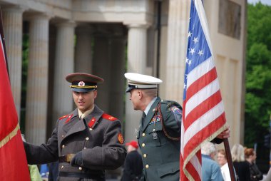 BERLİN, GERMANY-MAYIS 19: tanımlanamayan genç adamlar Amerikan askerleri gibi giyiniyor Charlie kontrol noktasının önünde duruyor 19 Mayıs 2010 'da Berlin' de yaşanan soğuk savaşı hatırlıyor
