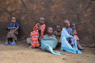 AMBOSELI, KENYA - 13 Ekim 2011 'de Kenya, Masai Mara' da inek gübresi ile evde yaşayan kimliği belirsiz Afrikalı çocuklar.