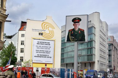 BERLİN, GERMANY-MAYIS 19: Eski Doğu-Batı Berlin sınırındaki ünlü tabelanın yanında Sovyet askerinin fotoğrafı, Charlie 'nin 19 Mayıs 2010' da Berlin 'deki soğuk savaşı hatırlatan kontrol noktası