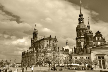 Dresden (Almanca: Dresden, Çekçe: Drany, Yukarı Sorbian: Drjeany, Lehçe: Drezno), Almanya 'nın Saksonya eyaletinin başkentidir..