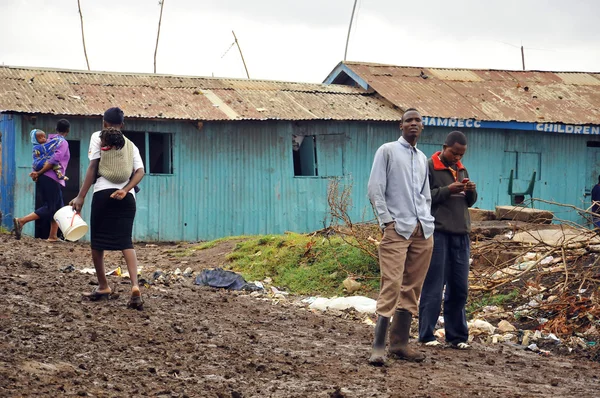 Nairobi Kenya Oct Pessoas Não Identificadas Caminham Lama Através Favela — Fotografia de Stock