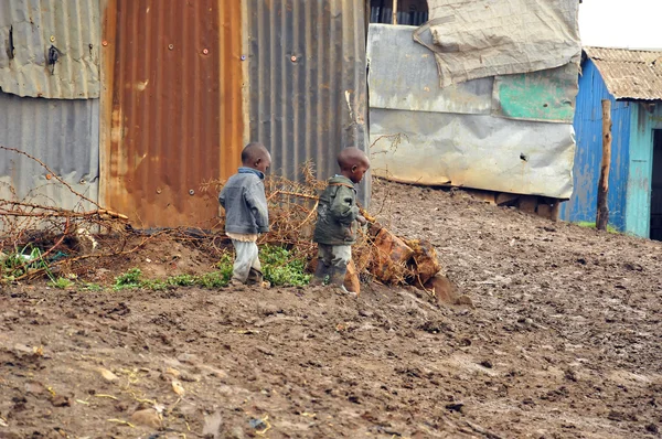 Pessoas na favela de Nairobi — Fotografia de Stock