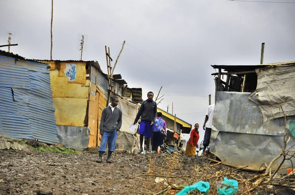 Personer i Nairobi slum — Stockfoto